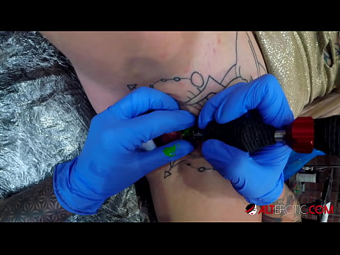 ❤️ Extremt tatuerade snyggingen Sully Savage fick en tatuering på sin klitoris Fuckingvideo at sv.befuck-net.ru ☑