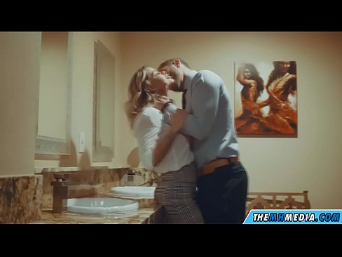 ❤️ När en bystig blondin förför dig på en offentlig toalett Fuckingvideo at sv.befuck-net.ru ☑